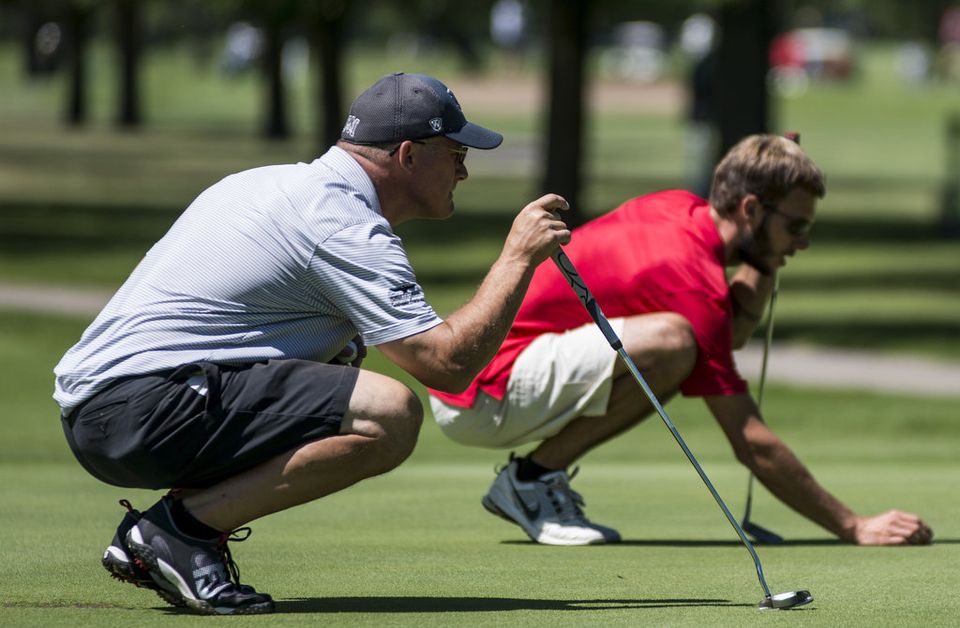 Mark Zielinski & David Gregg line up a shot 
